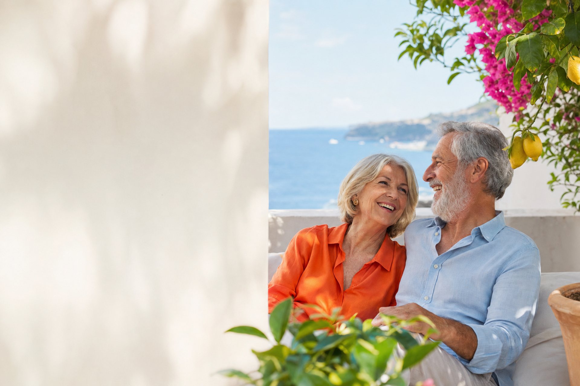 Una coppia di pensionati sorridenti su una terrazza assolata